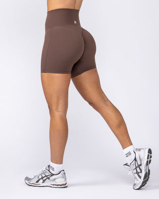Aura Peachy High Invisible Scrunch Midway Shorts – Chestnut – front
