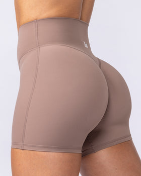 Aura Peachy Invisible Scrunch Midway Shorts - Cookie