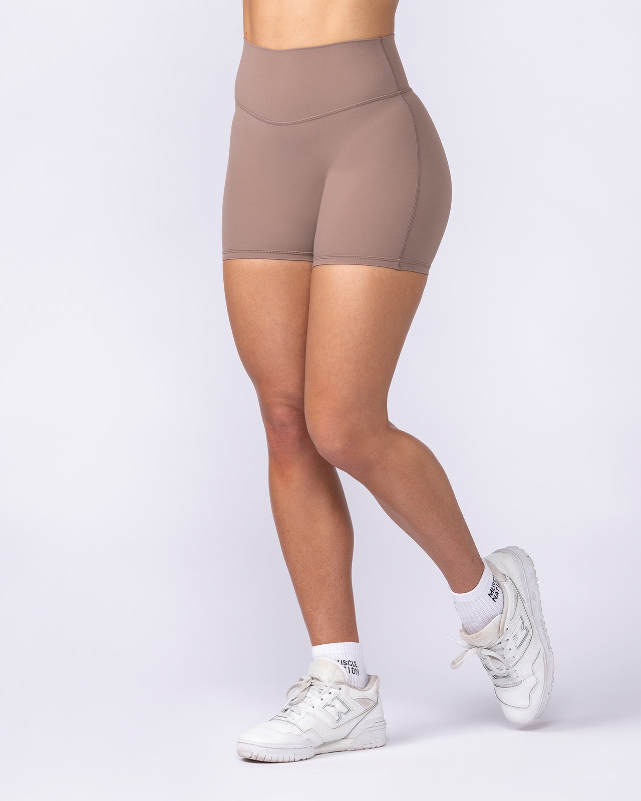 Aura Peachy Invisible Scrunch Midway Shorts - Cookie