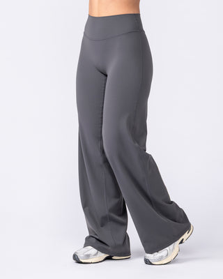 Aura Straight Leg Leggings Short - Phantom