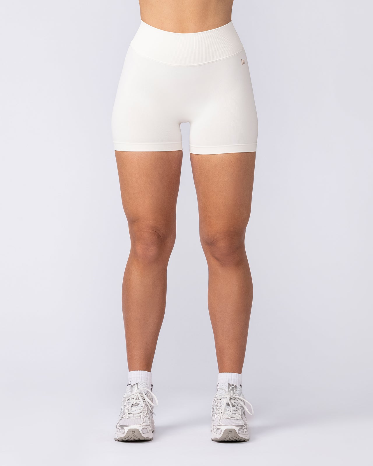 Revealed V Back Seamless Midway Shorts - Travertine