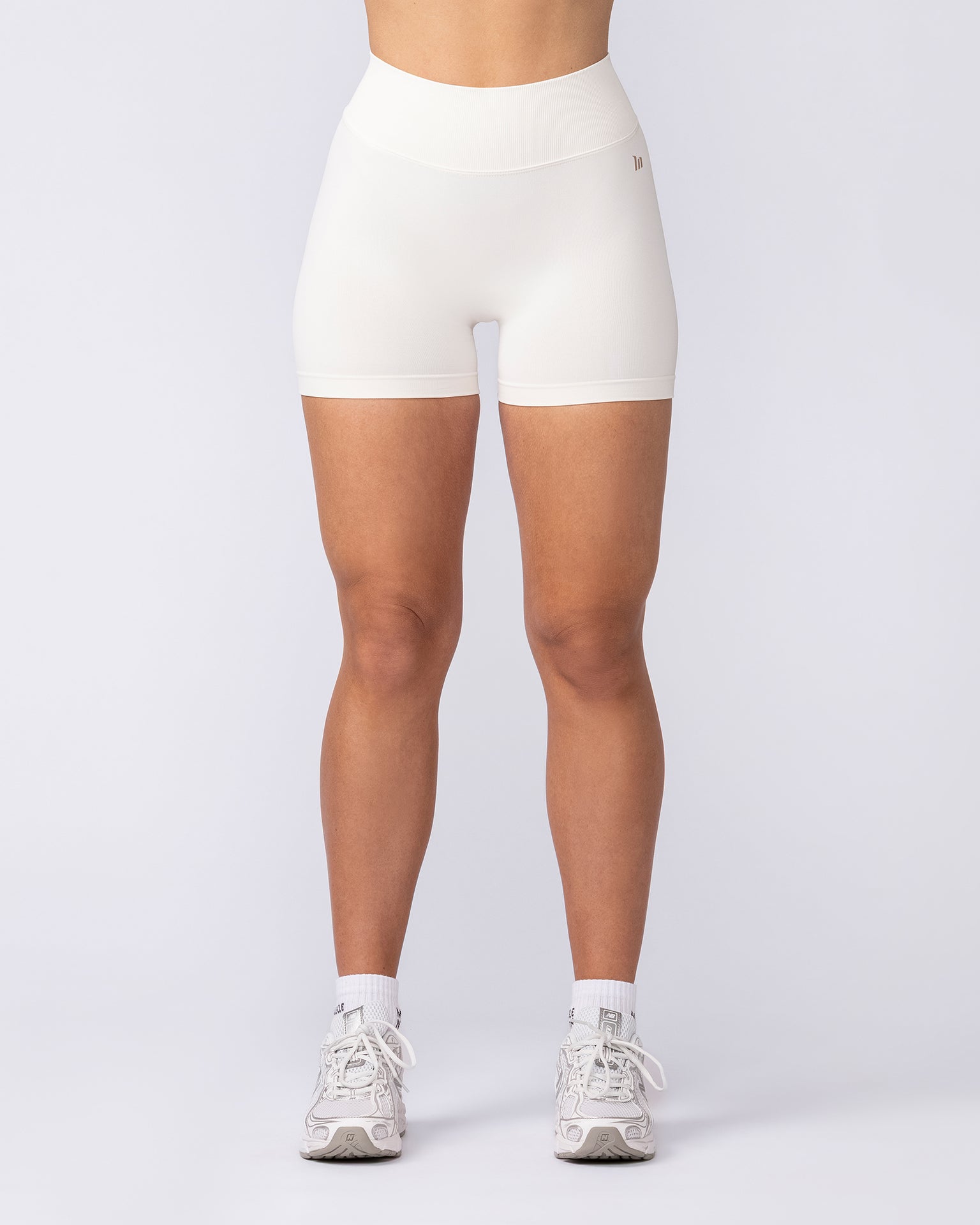 Revealed V Back Seamless Midway Shorts - Travertine