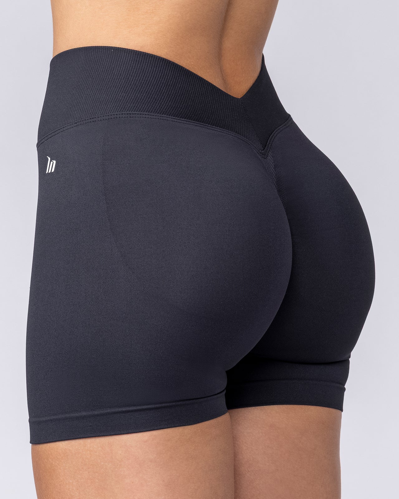 Revealed V Back Seamless Midway Shorts - Black