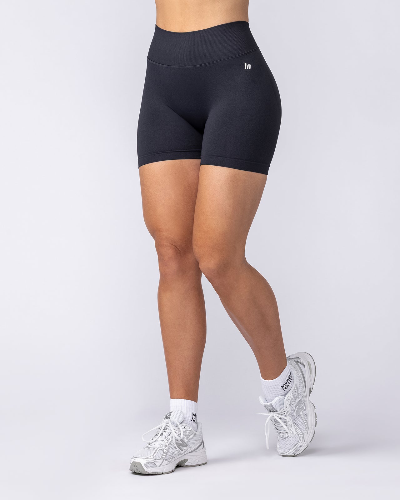 Revealed V Back Seamless Midway Shorts - Black