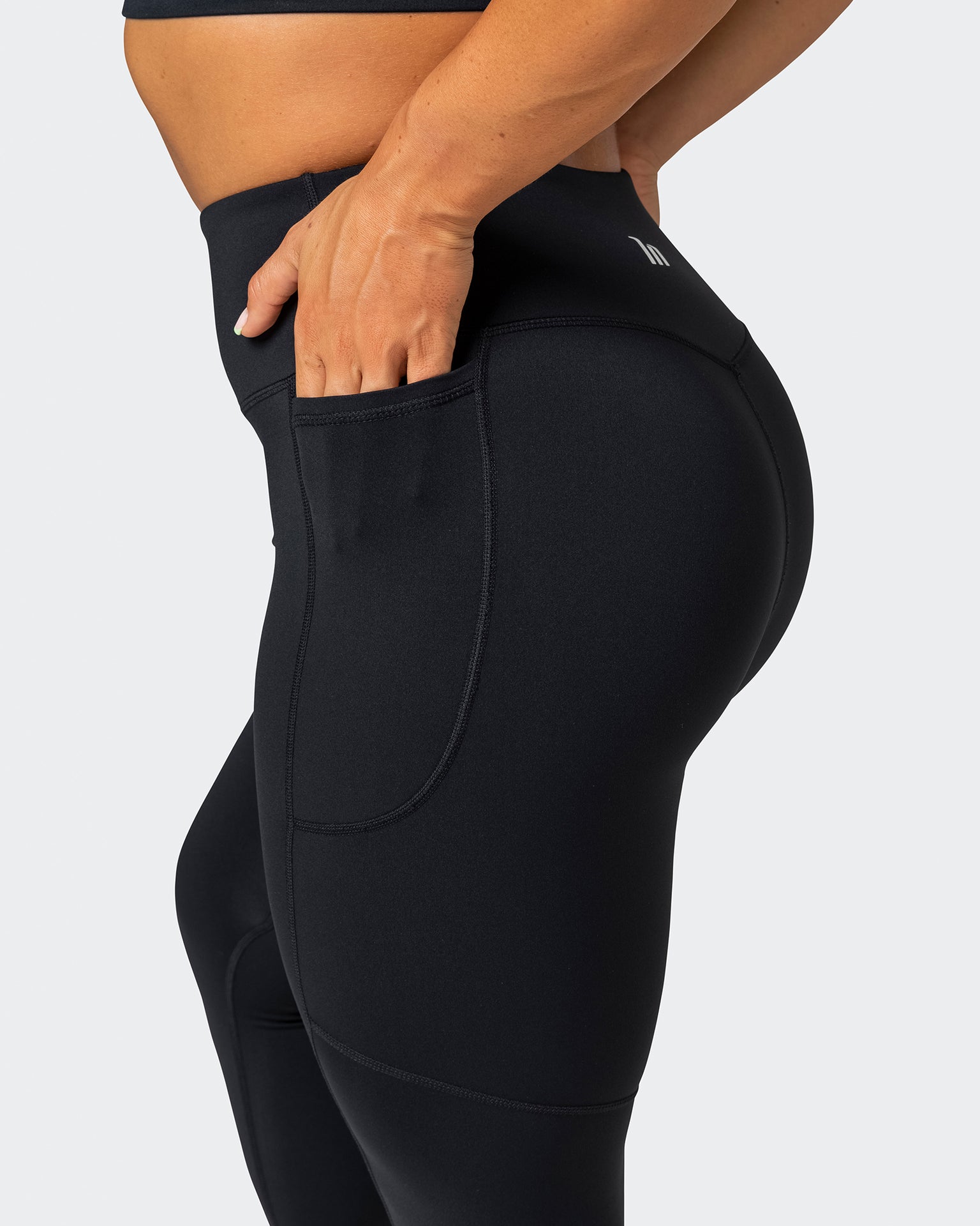 L'Academie The Pintuck Legging in Black. Size S.