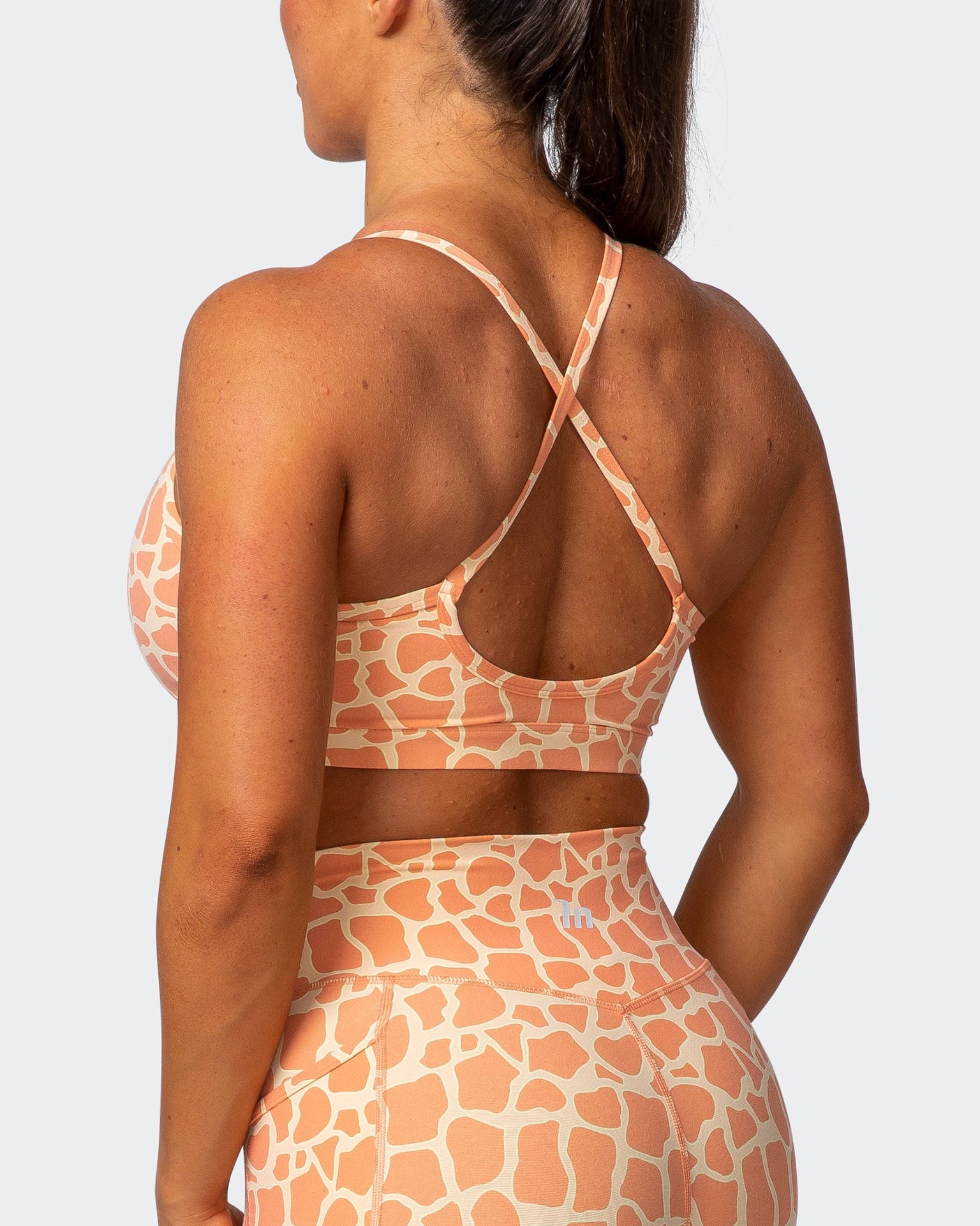 Pre-Halloween Animal Print for today's workout 🖤🦒Alo Yoga Airlift Excite  Bra and Embossed 25” Aligns (I think the print is Giraffe but maybe  tortoise) A friend tells me my legs are like